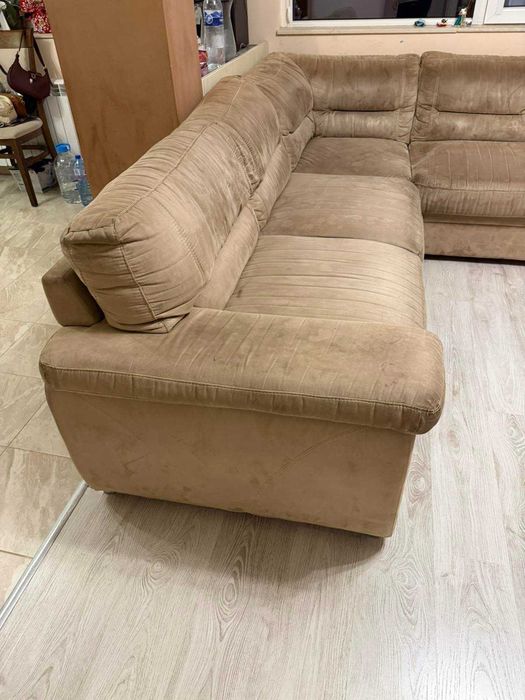 Голям десен ъглов диван (250х240 см) – Цвят Шампанско, с вградено шкафче