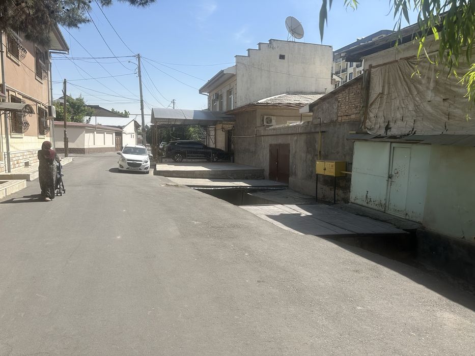 Кўкча махалласида 1.4 сотих уй   фасади 7 м,  узунлиги 20 м сотилади