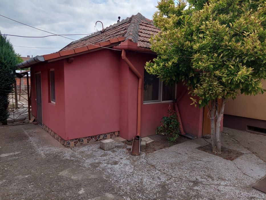 Casă mare + casă mică în curte