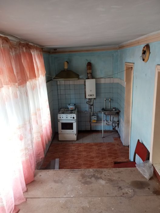 Квартира сотилади 2 хонали сентрда жойлашган 1қаватда ремонти ўртача