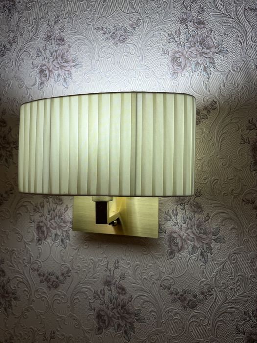 Vand set aplica tavan+ 2 aplice atasate deasupra noptierei