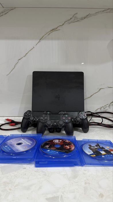 PS4 с 3 джойстиками и 16 играми