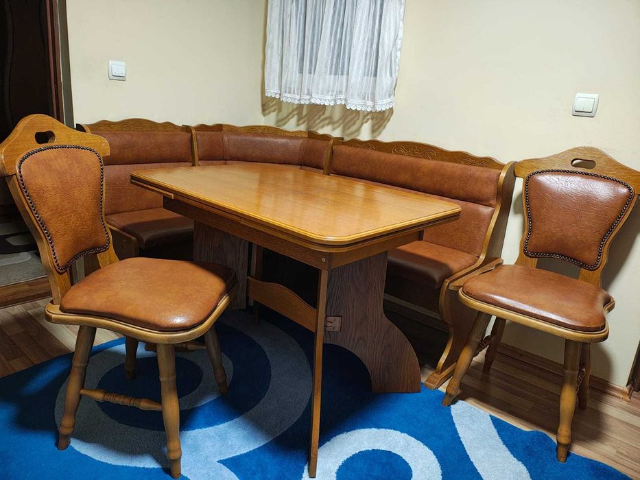 Colțar lemn și masa