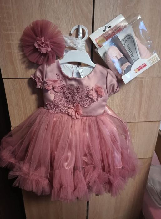 Vând rochiță roz de botez