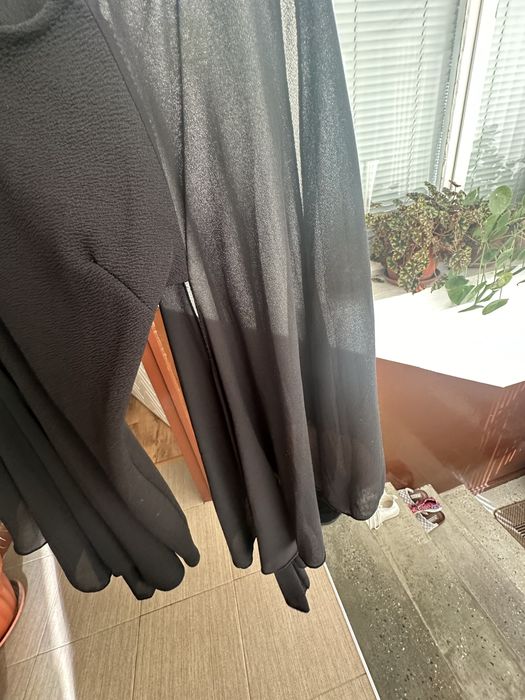 Къса черна рокля по тялото с ефектни ръкави