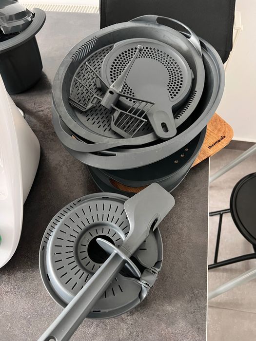 Vând robot de bucătărie Thermomix tm6