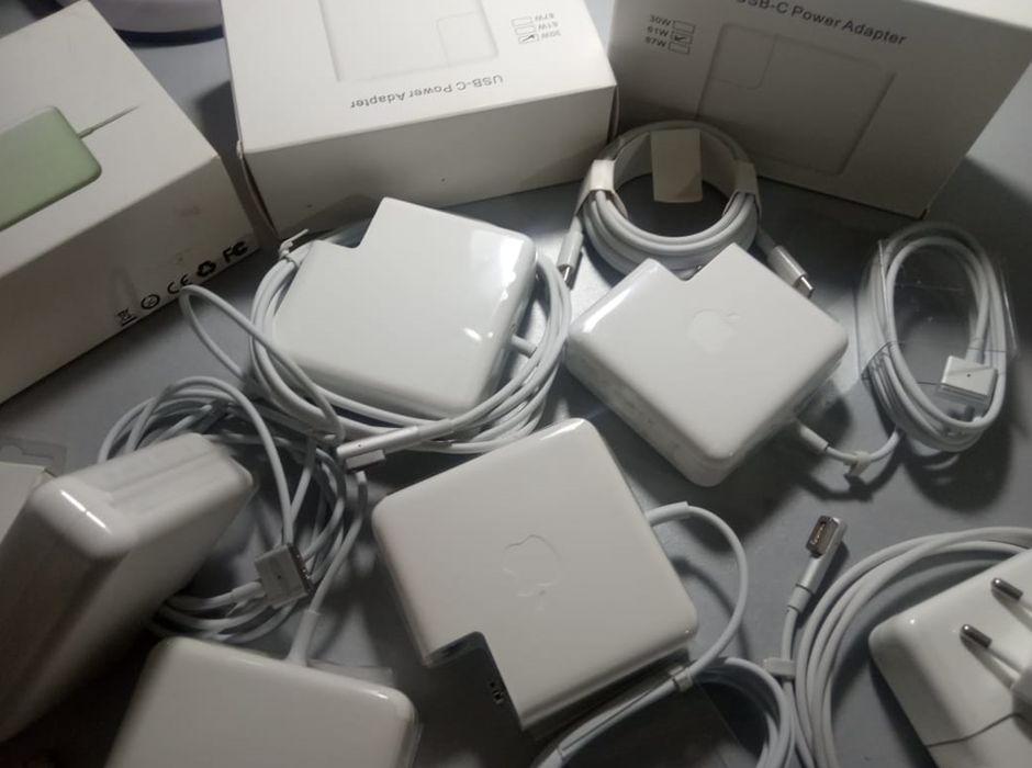 на MacBook 85W - зарядка, блок питания .