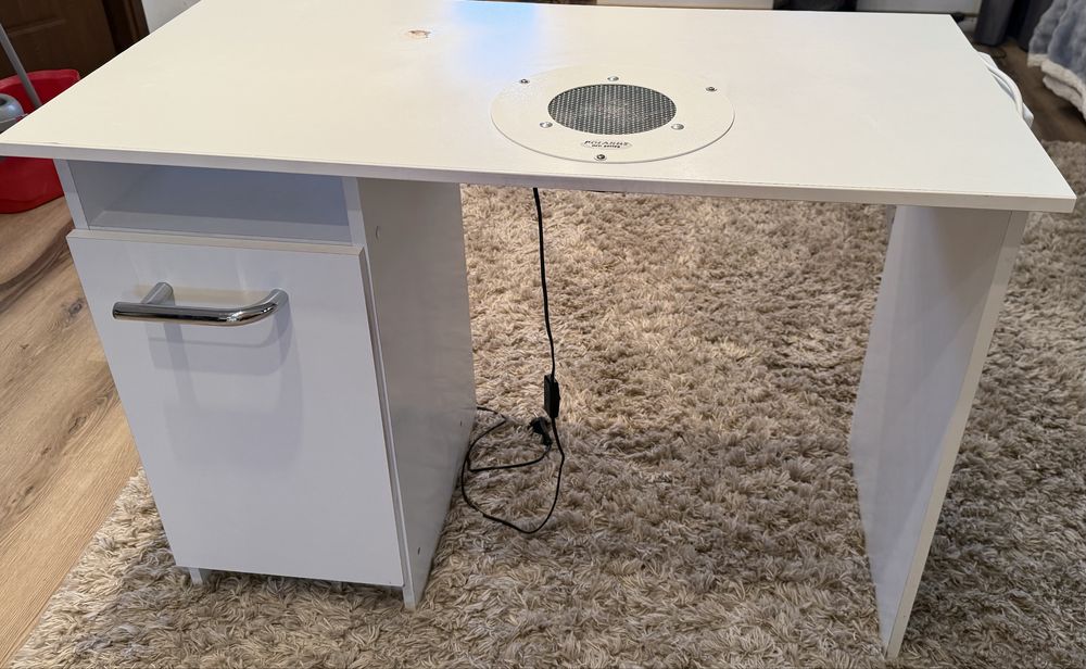 Vand masa de manichiura in stare foarte buna.