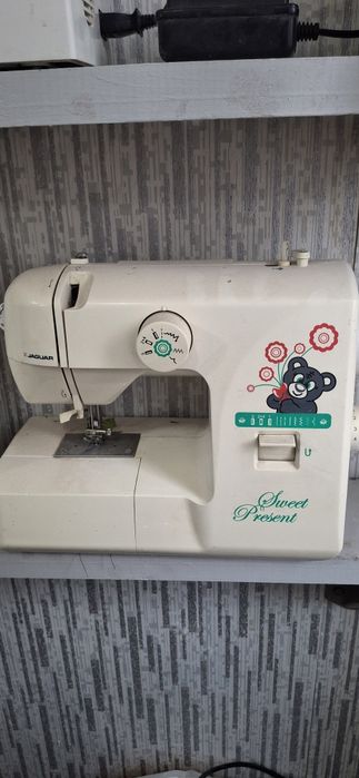 Бытовая швейная машинка Ягуар