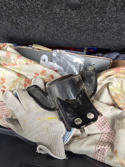 Подушка двигателя