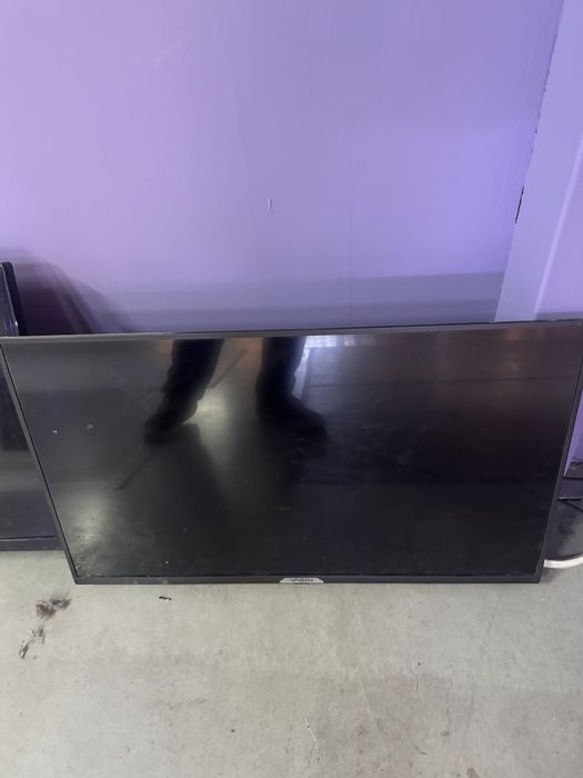 Телевизор со смарт приставкой и кранштейном