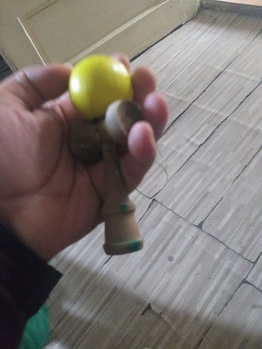 Kendama mini culoare galbenă