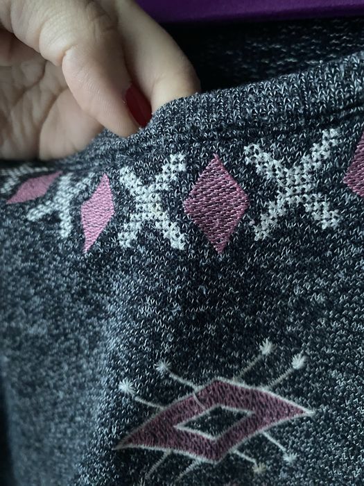 Свитер необычный с вышивкой