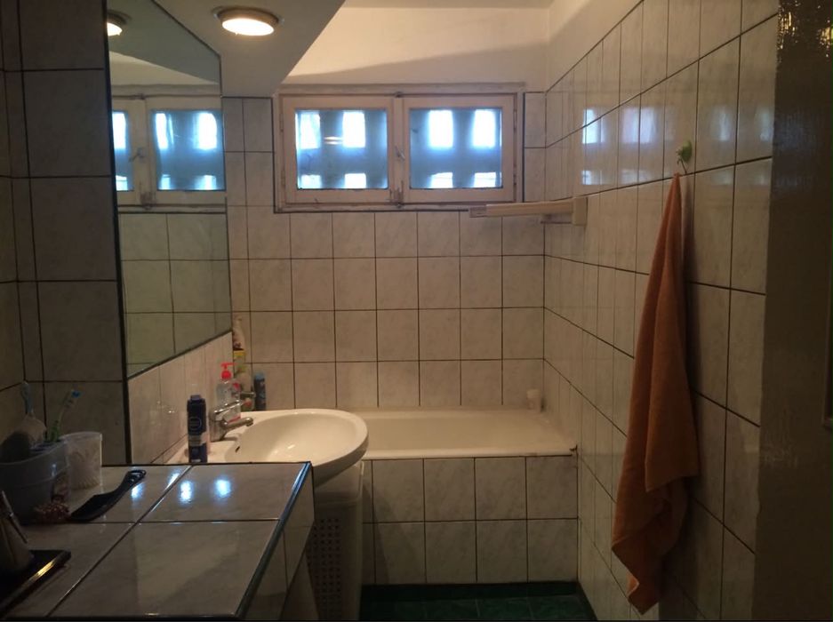 Caut 2 colegi /colege ,pentru inchirierea unui  apartament cu 3 camere decomandat ,situat la 5 minute de mers pe jos de Palas.