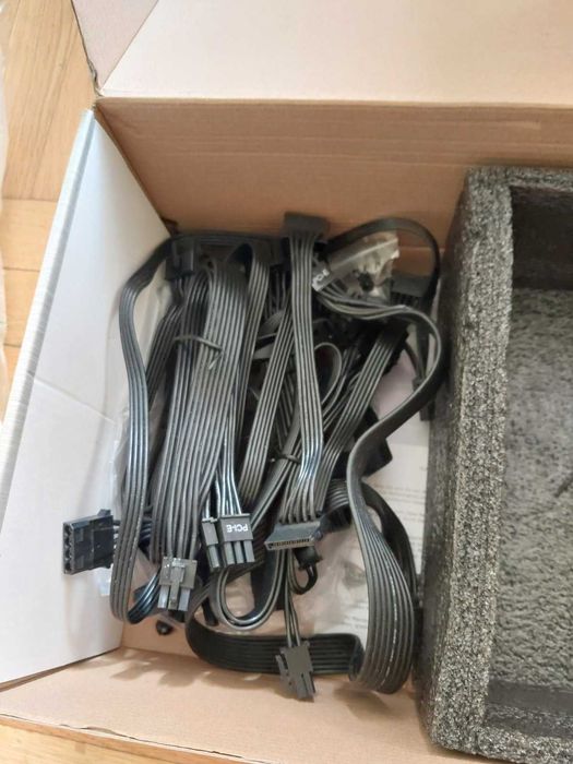 LC-Power 1000W Platinum LC1000 V2.4 - компютърно захранване
