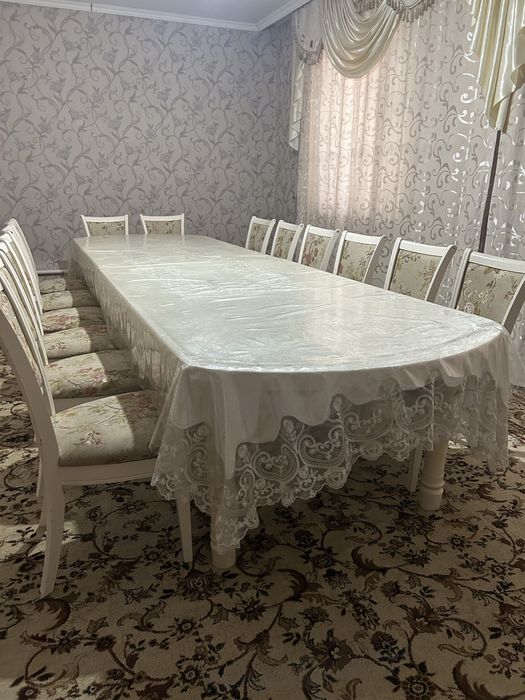 Большой стол и стулья