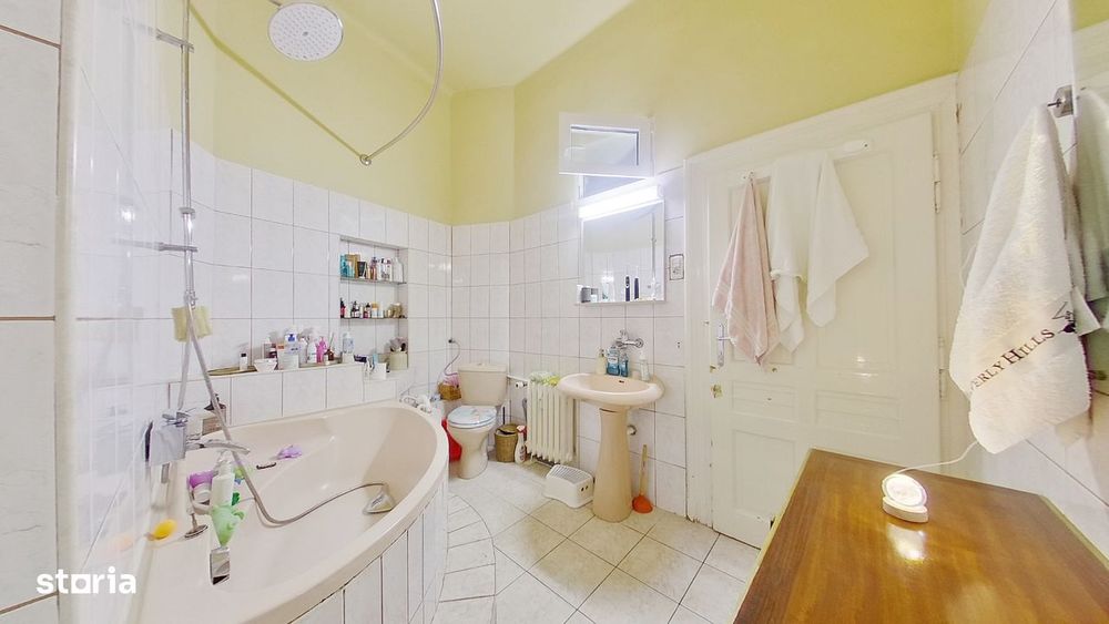 Apartament modern cu 3 camere intr-o cladire istorica, la 300 m de Pri