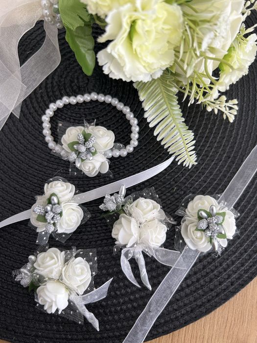 Сватбени бутониери.