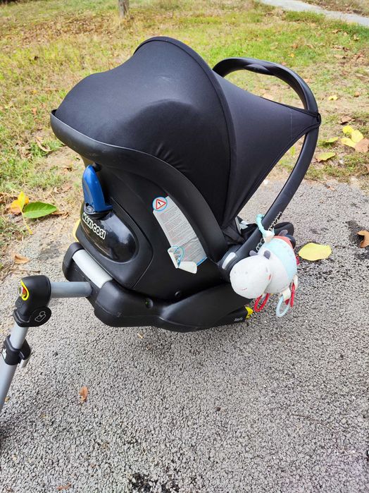 Maxi Cosi кошница за кола с Isofix база