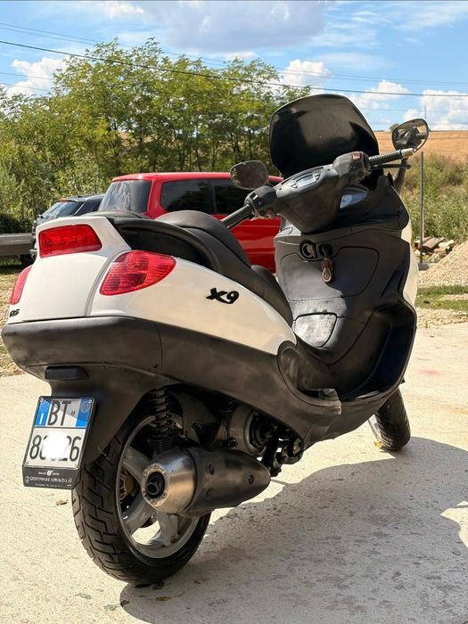 Scuter Piaggio X9 125 CC se conduce cu B