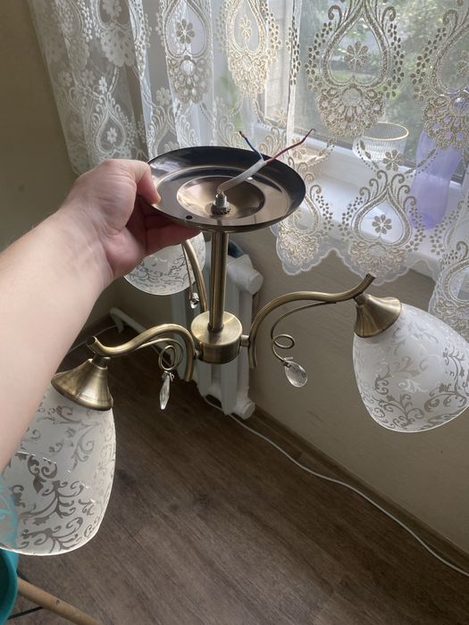 Продам люстру 3 лампы.