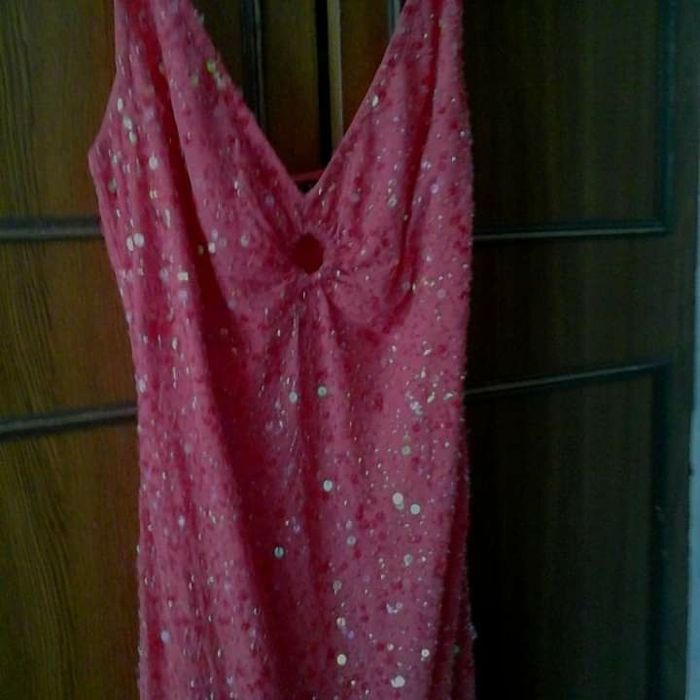 Не дорого фирменное вечернее с паетками платье