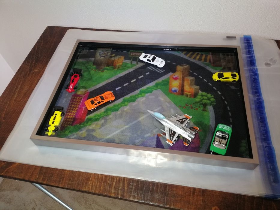 Tablou camera copilului cu masinute stabilizate in rasina epoxy