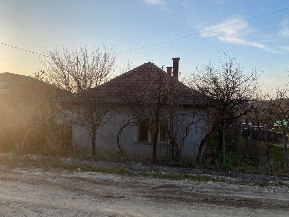Casa cu teren de vânzare