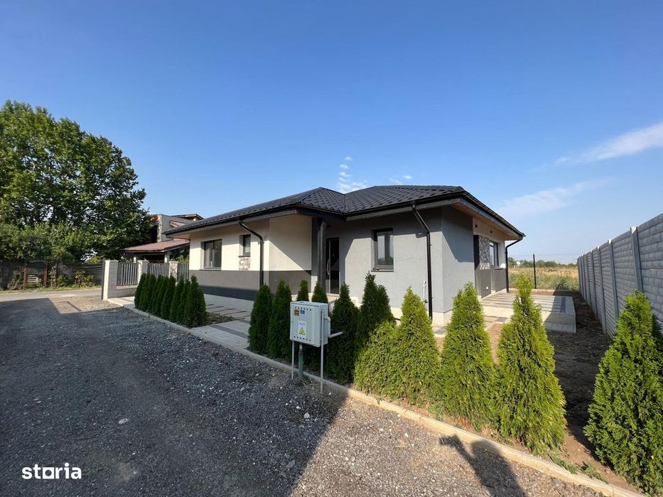 Casă nouă cu 4 camere și curte privată