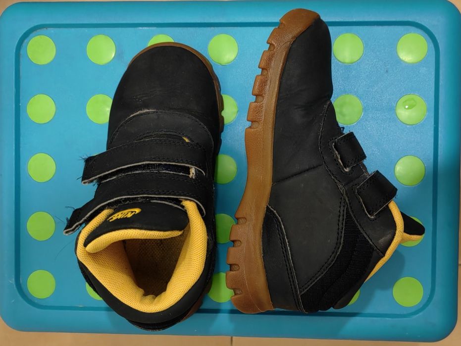 Чудесни обувки NIKE, кожени отвън и подплатени отвътре.
Размер EUR 26,