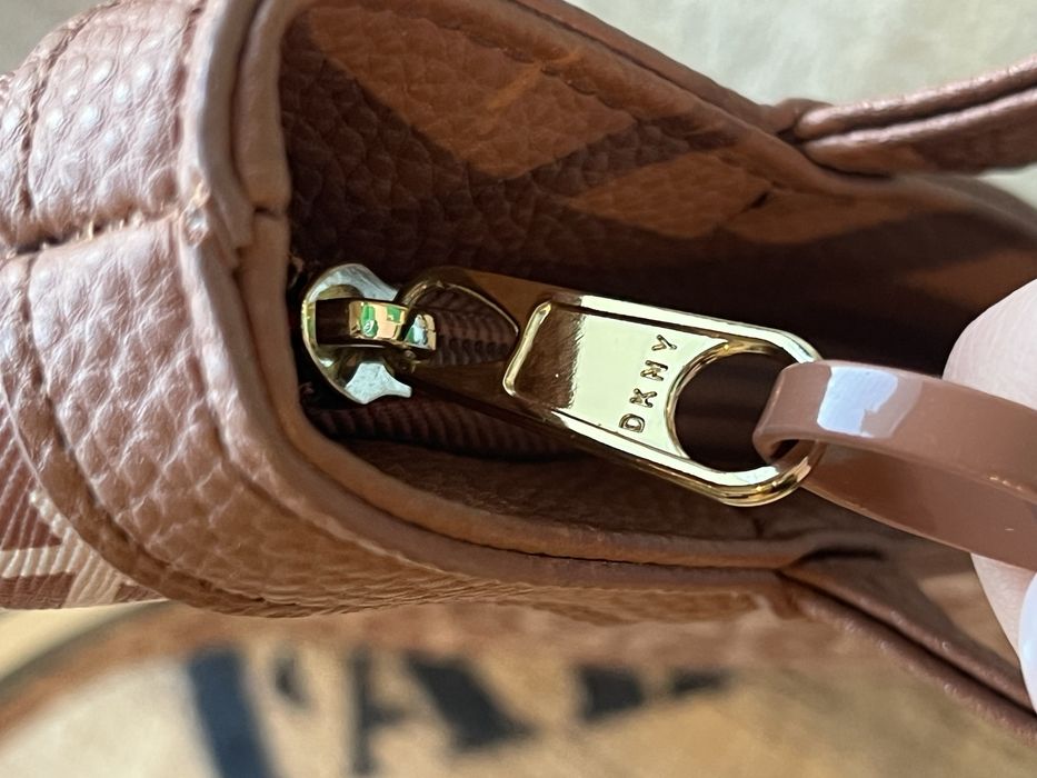 Дамска чанта на DKNY