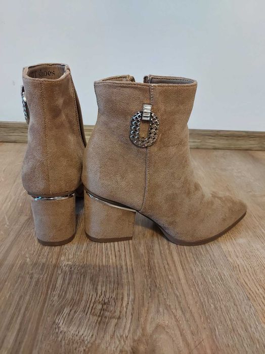 •	Botine noi, imitatie piele intoarsa si intarsii metalizate