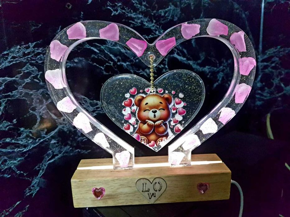 Уникално светещо мече от епоксидна смола с LED основа