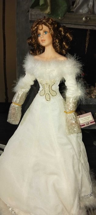 Порцеланова колекционерска кукла