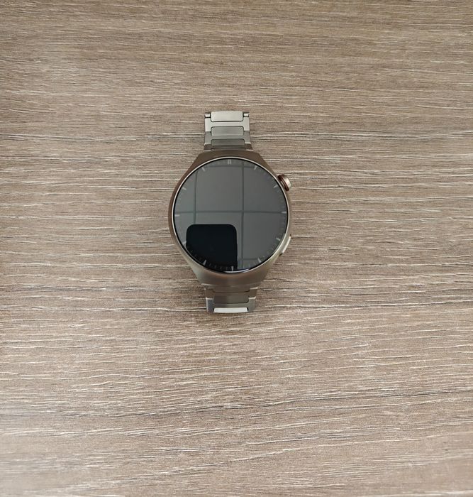 Продавам часовник huawei watch 4 pro