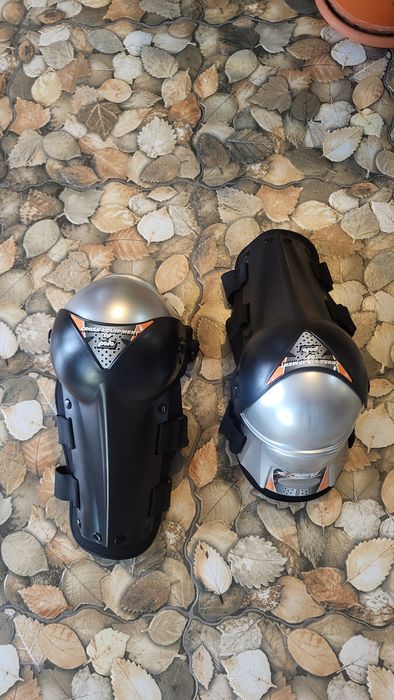 Genunchere  cu balamale noi XL, pentru enduro , motocross   downhill ,ATV. Fabricate în Germania
