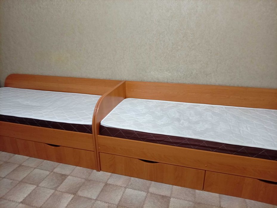Продам шкаф угловой и две кровати