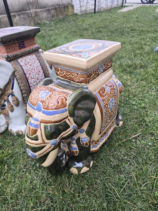 Vand 2 elefanți de ceramica