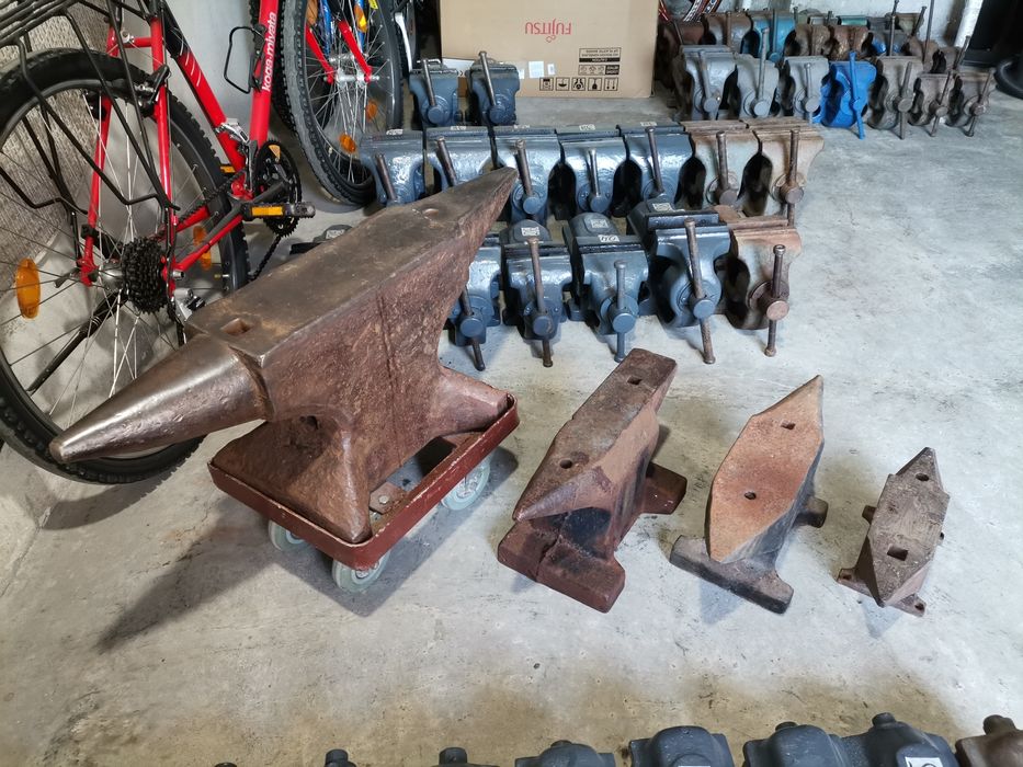 Малка средна голяма наковалня