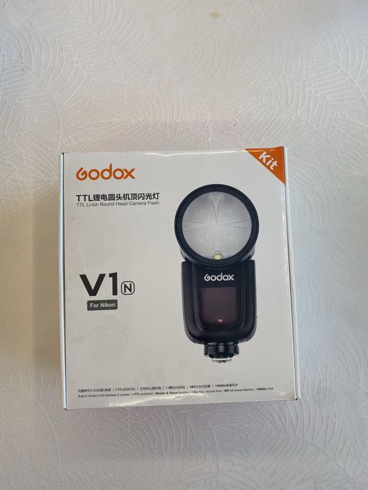 Продавам фотоспарат Nikon с 3 обектива