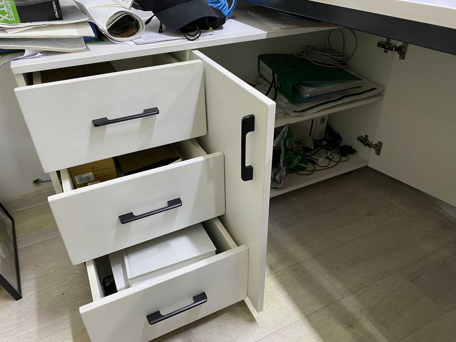 Компьютерный стол и шкафы