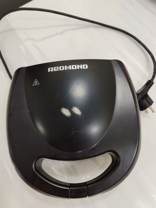 Электровафельница фирма Redmond