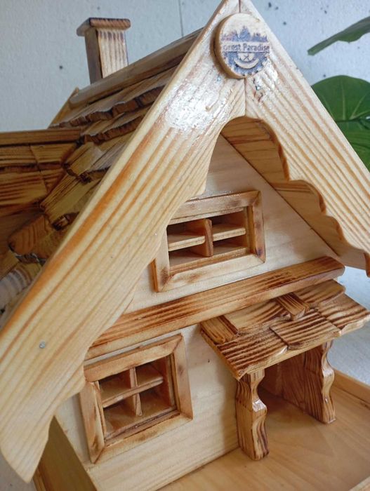 Ръчно изработена лакирана дървена къщичка за птици със стойка