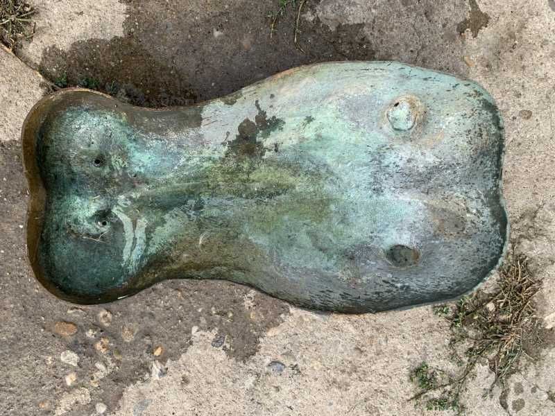 Cijmea decor piscina in forma de hipopotan si crocodil din bronz