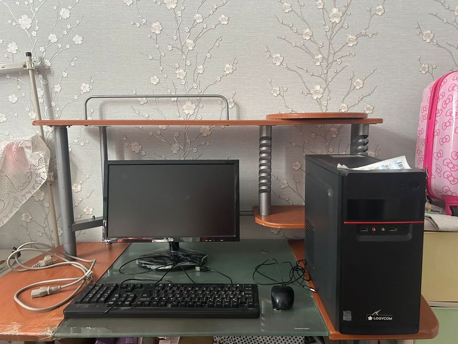 Компьютерный стол сатылады