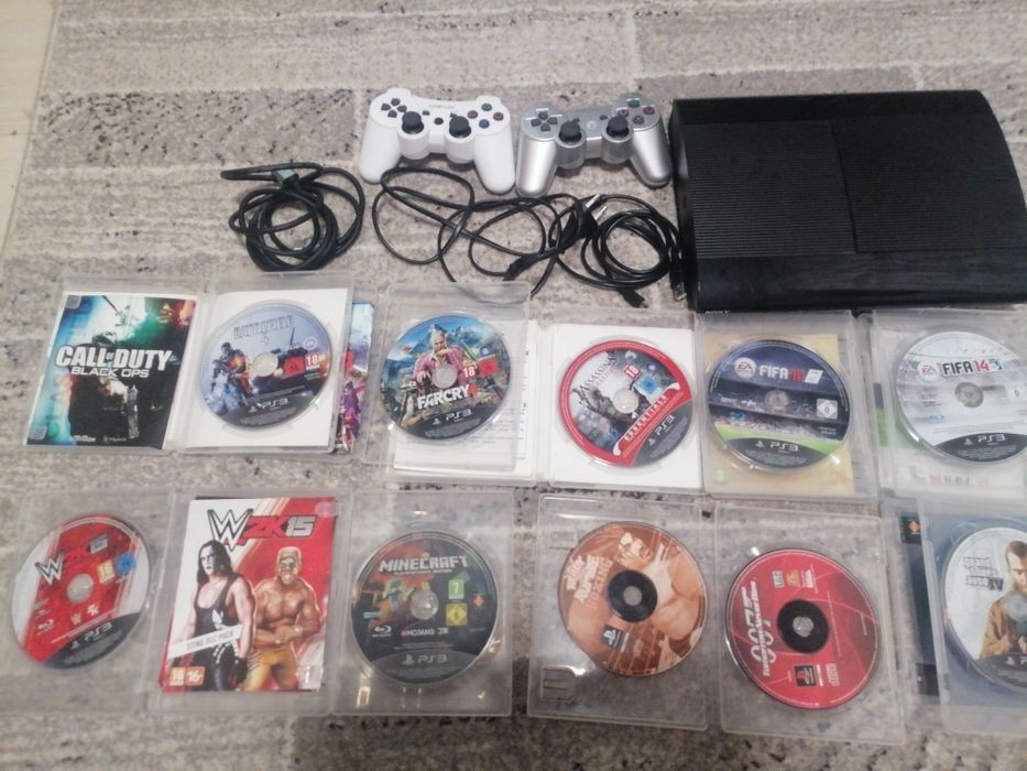 Playstation 3 super slim cu 10 jocuri si doua  controale