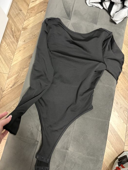 Черна блуза с гол гръб