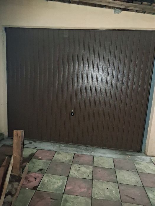 Ușă de garaj basculantă