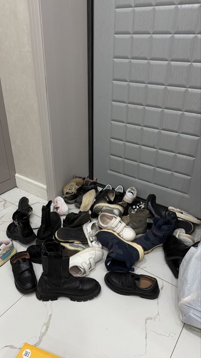 Отдам даром обувь детская и женская