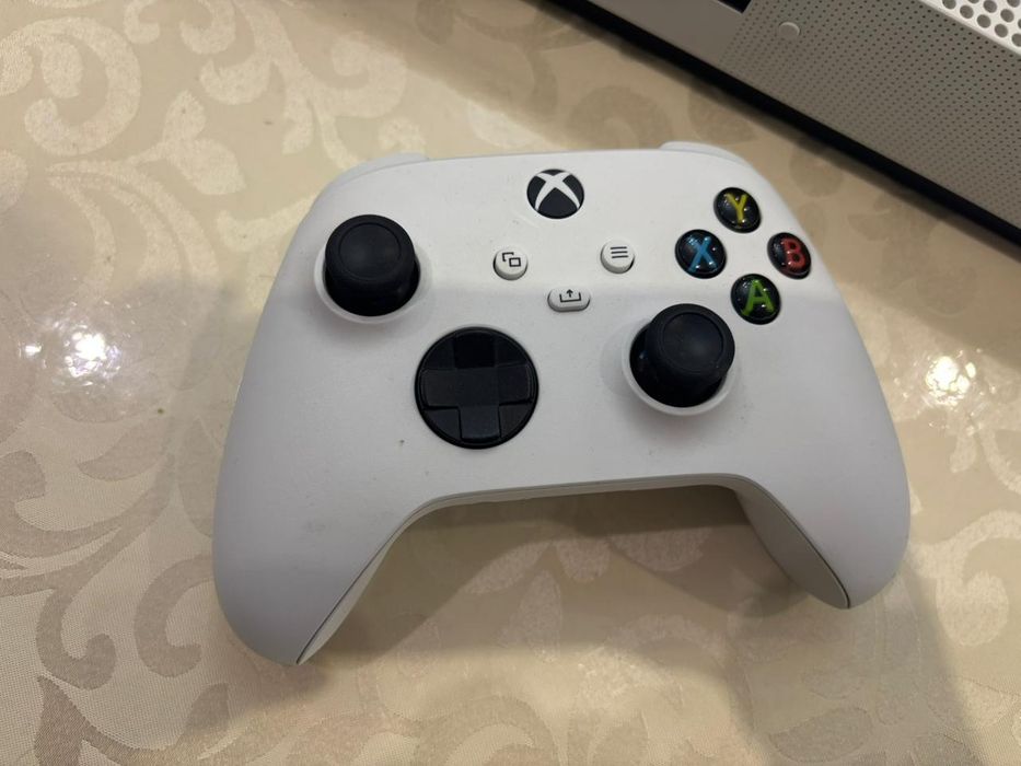 Xbox One S с двумя геймпадами